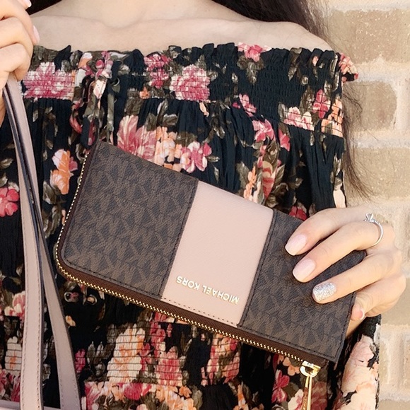 Gaby’sBags💕Michael Kors large zip wallet - Picture 4 of 5